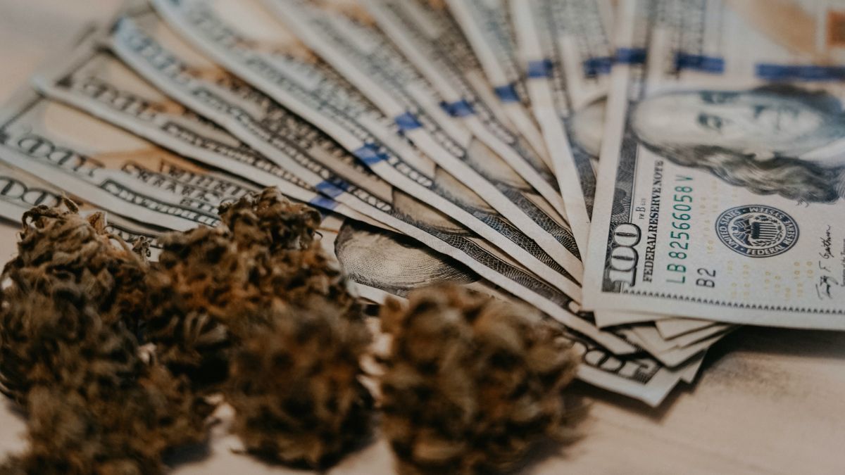 Student loan: How to pay off a $120,000 loan without any financial strain. Discover a payment plan that is right for you