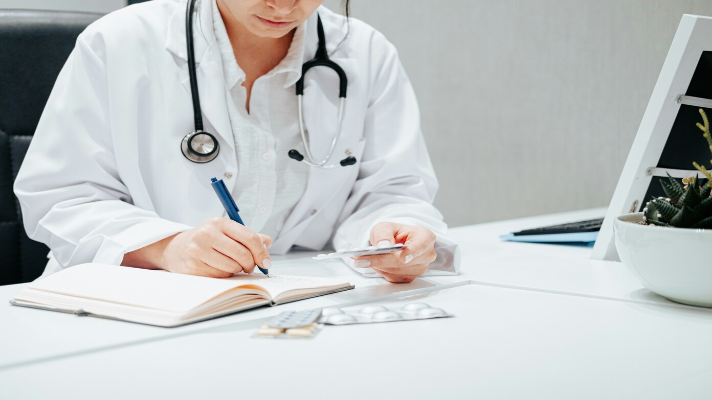 A Medicare user launches a desperate message about the monthly fee hike: “Today, he sees that it has suddenly increased from $174.70 to $698.80