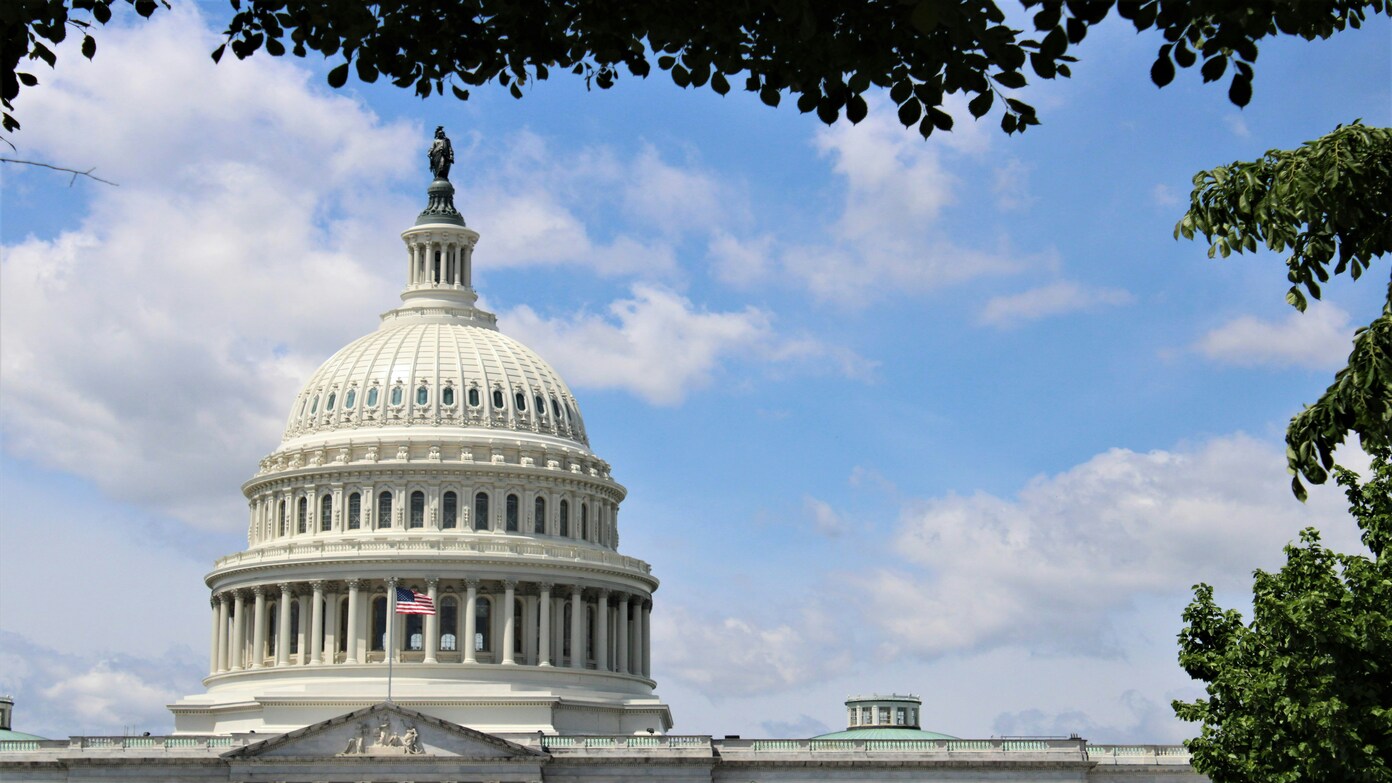 Who controls the House of Representatives and who controls the Senate and when are the Midterms?