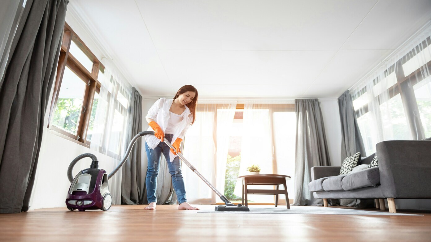 How much does a house cleaner earn on average in the United States in 2025 and what is the salary with allowances?