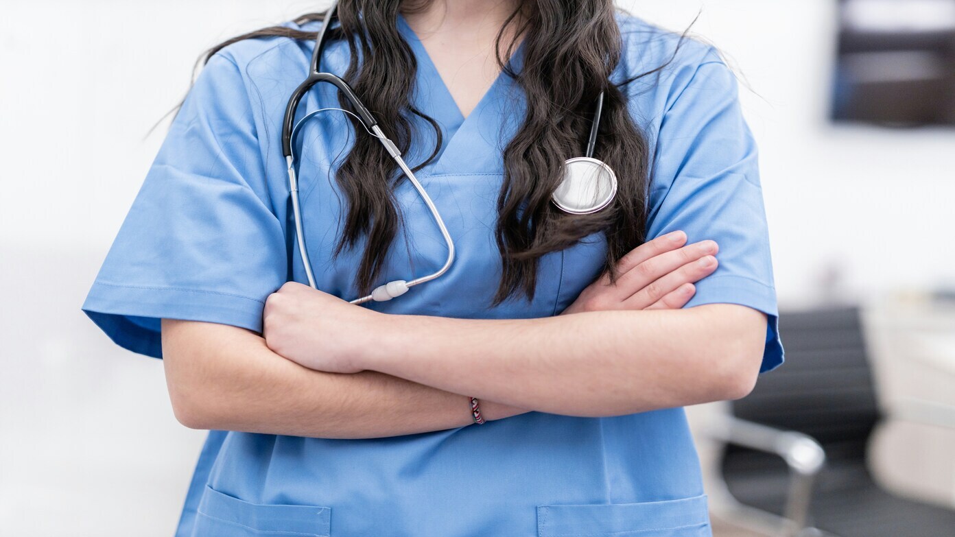 How much does a Advanced Practice Registered Nurse (APRN) earn on average in the United States in 2025 and what is the salary with allowances?