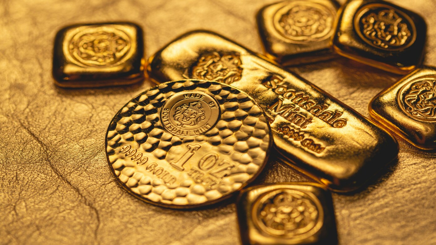A gold coin worth more than $1,300 fell into a Salvation Army red pot in Phoenix on Christmas: 