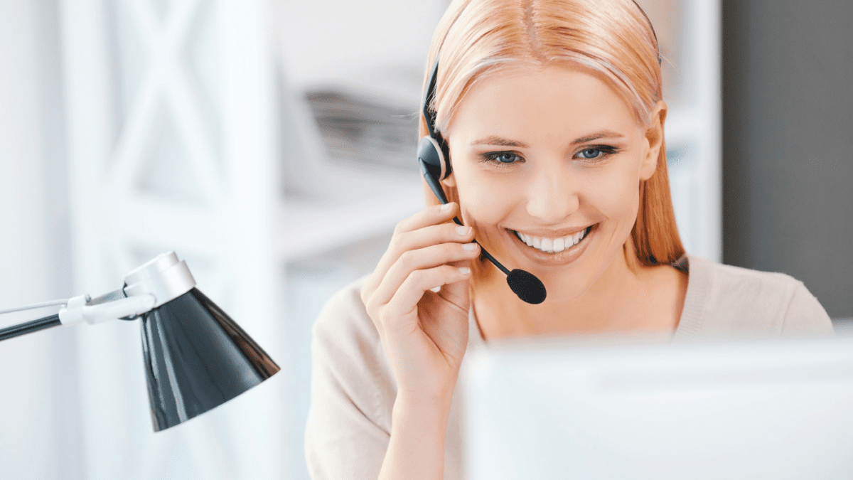 How much does a receptionist earn on average in the United States in 2025 and what is the salary with allowances?