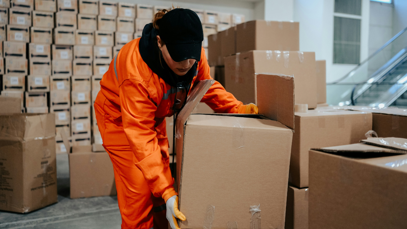 How much does a warehouse worker earn on average in the United States in 2025 and what is the salary with allowances?