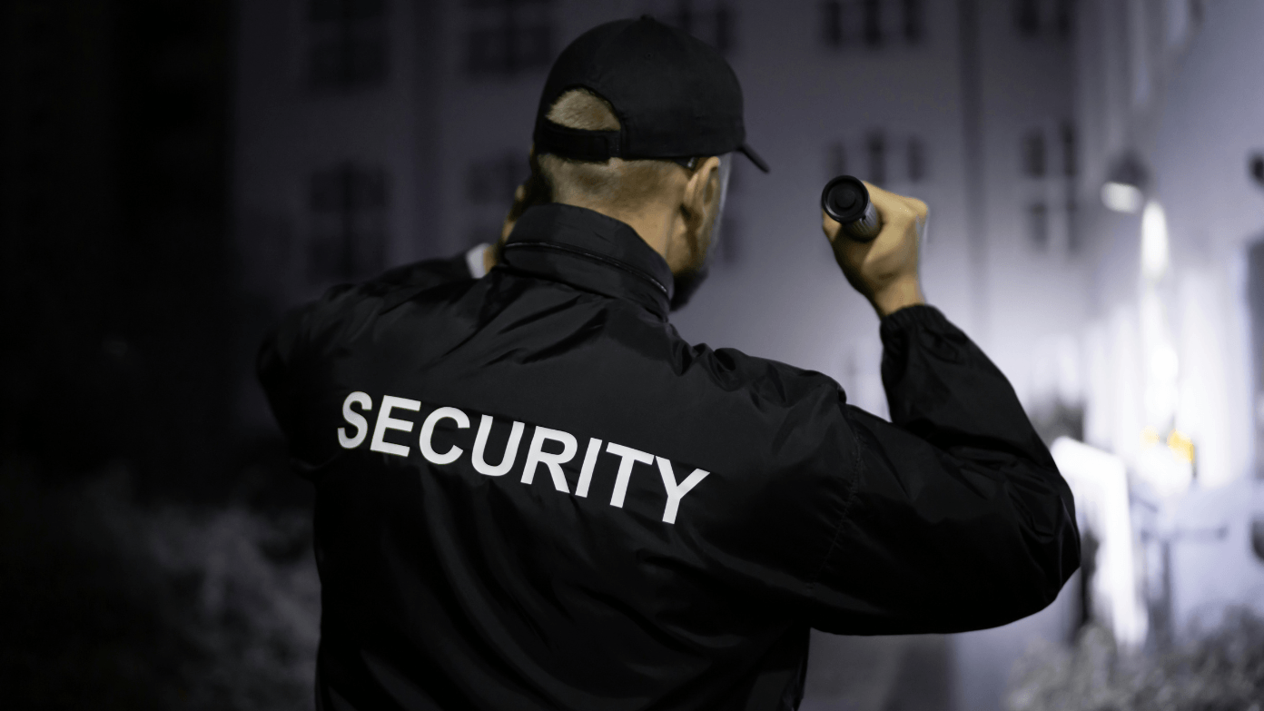 How much does a security guard earn on average in the United States in 2025 and what is the salary with allowances?