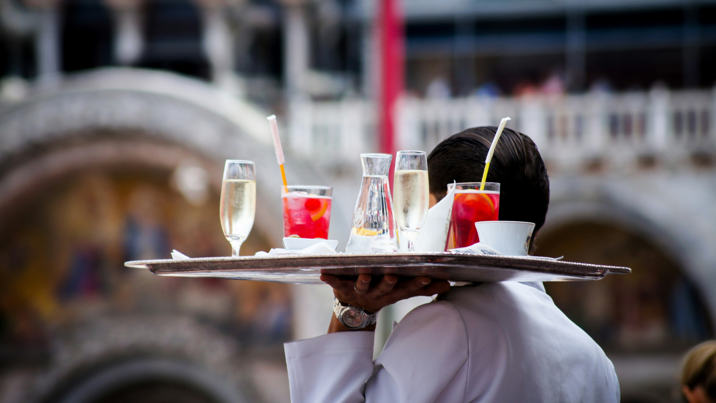 How much does a waiter on average in the United States in 2025 and what is the salary with allowances?