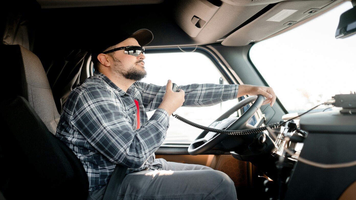 29-year-old man earns up to $9,700 a month with extra work from his truck - He only works three weeks a year and gets paid $98 an hour