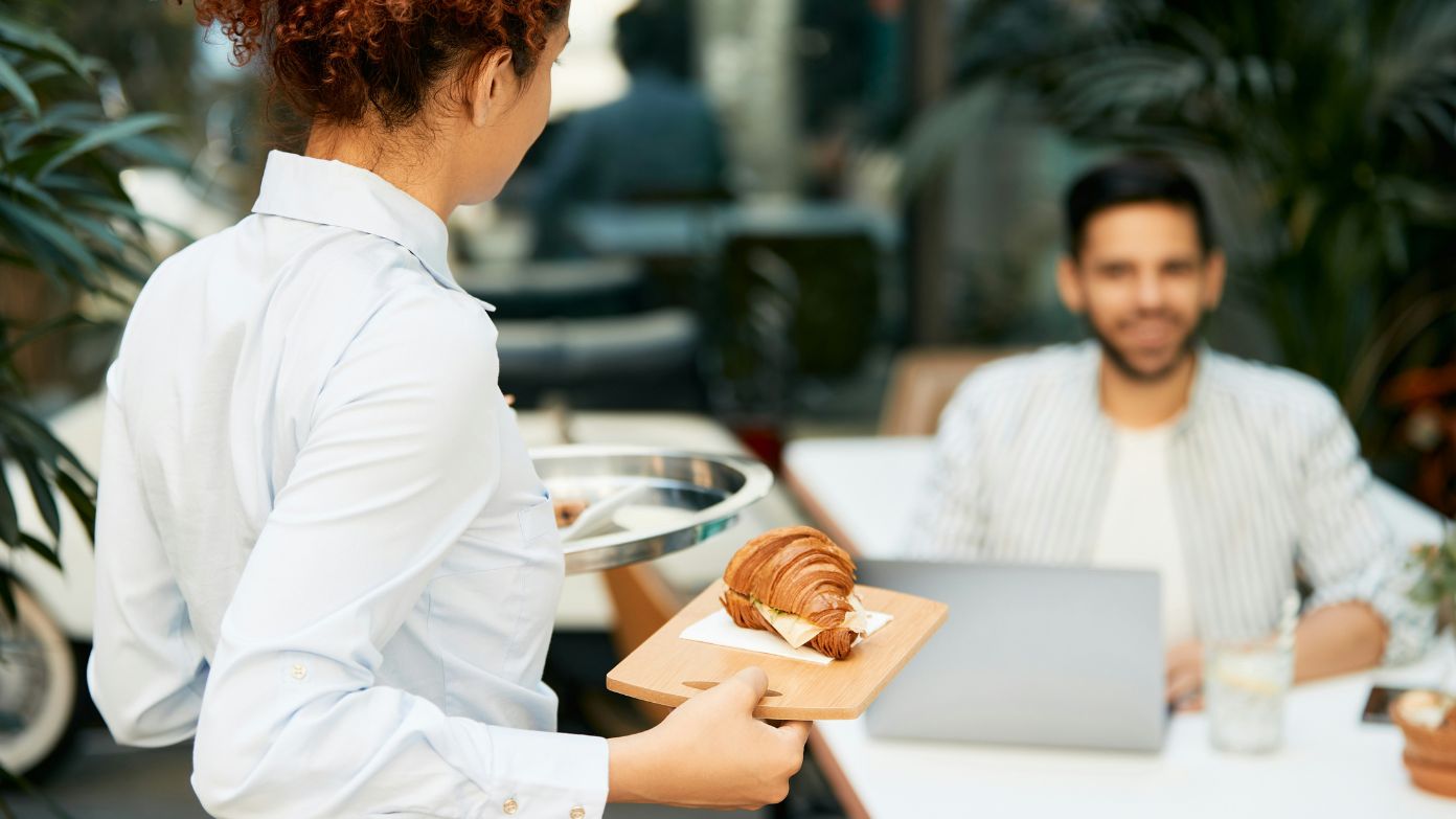 Server shares frustrating experience after teen diners skip the tip and leave a three-word note instead