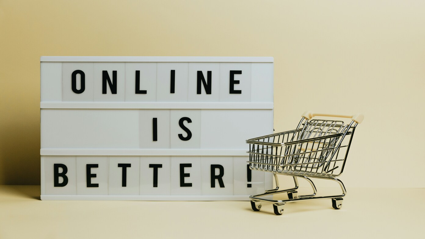 Which are the highest-paying jobs in Retail & E-commerce in 2025 and what is the most demanded position?