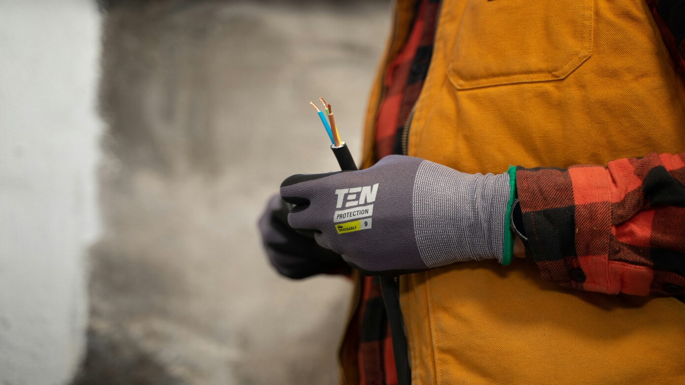 How much does an electrician earn on average in the United States in 2025 and what is the salary with allowances?