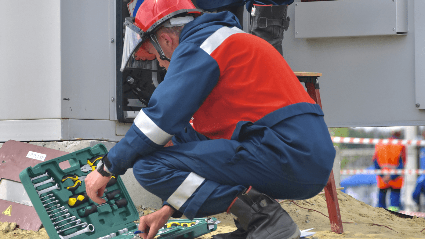 How much does a maintenance worker earn on average in the United States in 2025 and what is the salary with allowances?