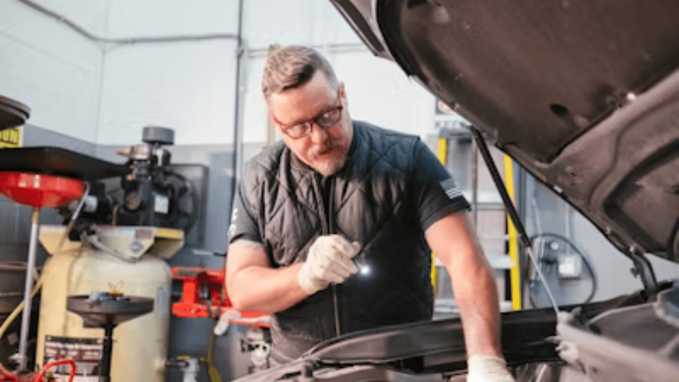How much does a car mechanic earn on average in the United States in 2025 and what is the salary with allowances?
