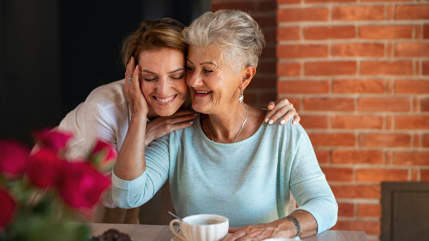From elegant keepsakes to cozy home luxuries, here are the best Mother’s Day gifts that show love—without worrying about your budget.