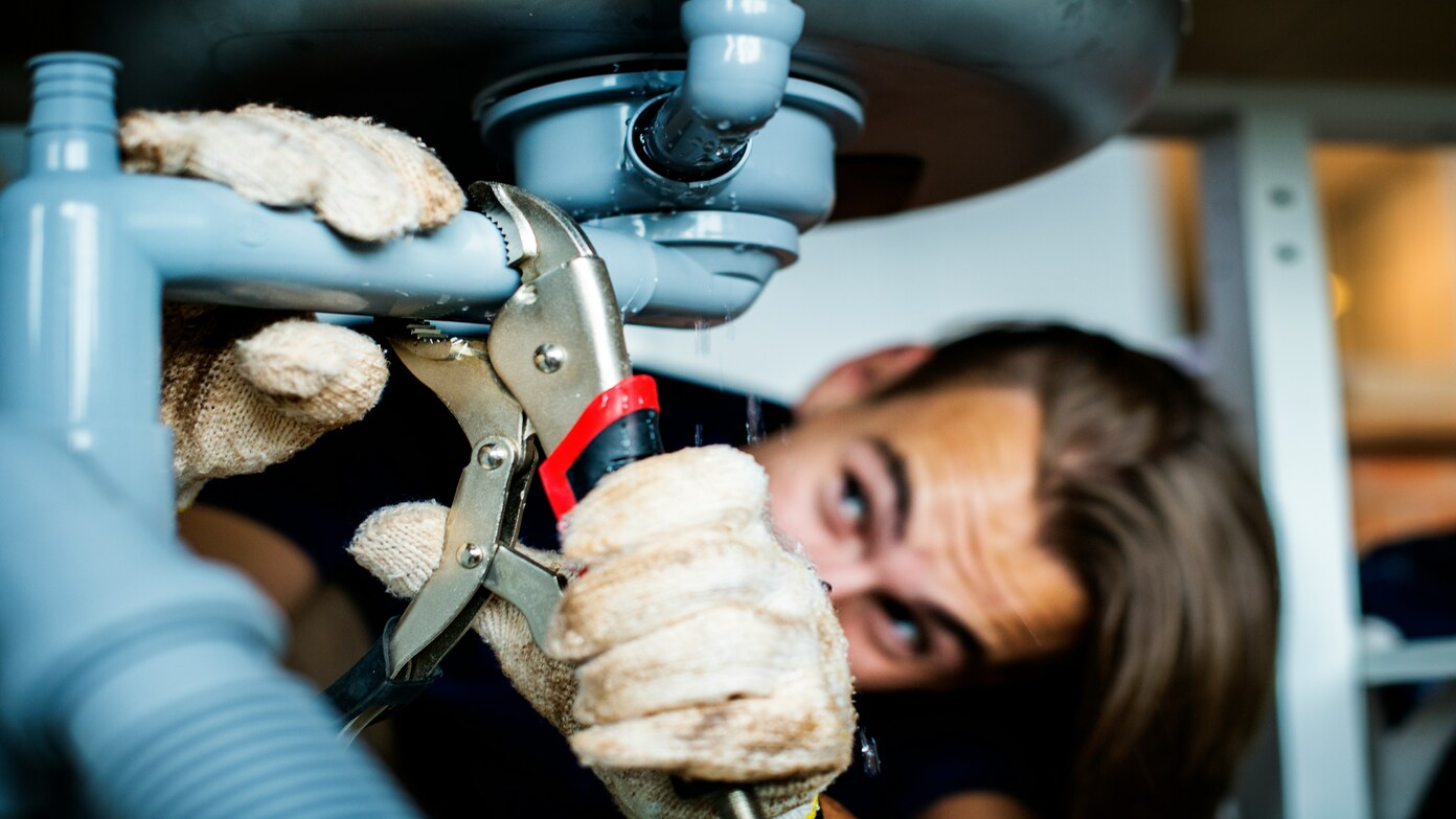 How much does a plumber earn on average in the United States in 2025 and what is the salary with allowances?