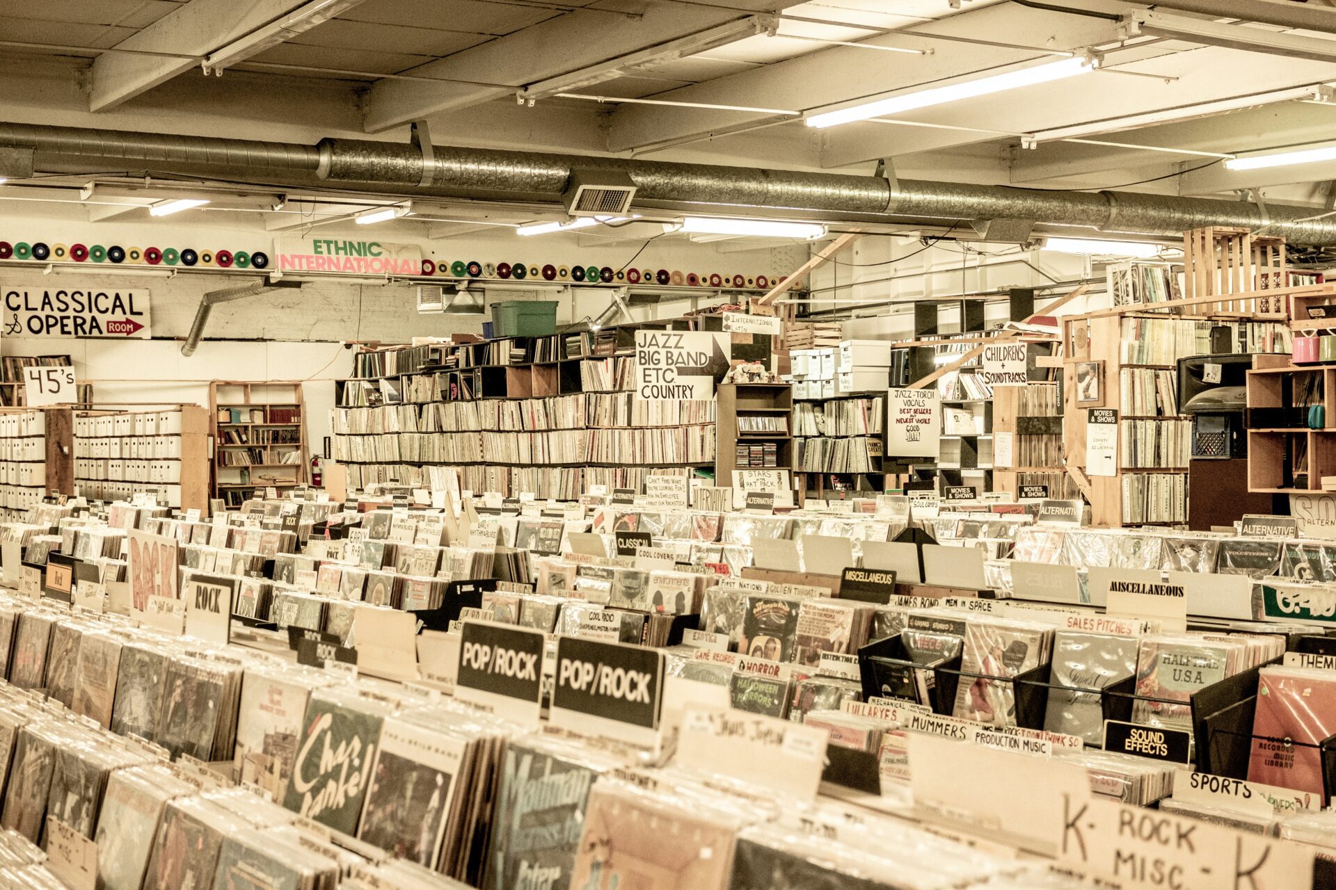 One of Phoenix's most beloved music stores closes after many years and leaves a message for the city: “The area we're in is not the best
