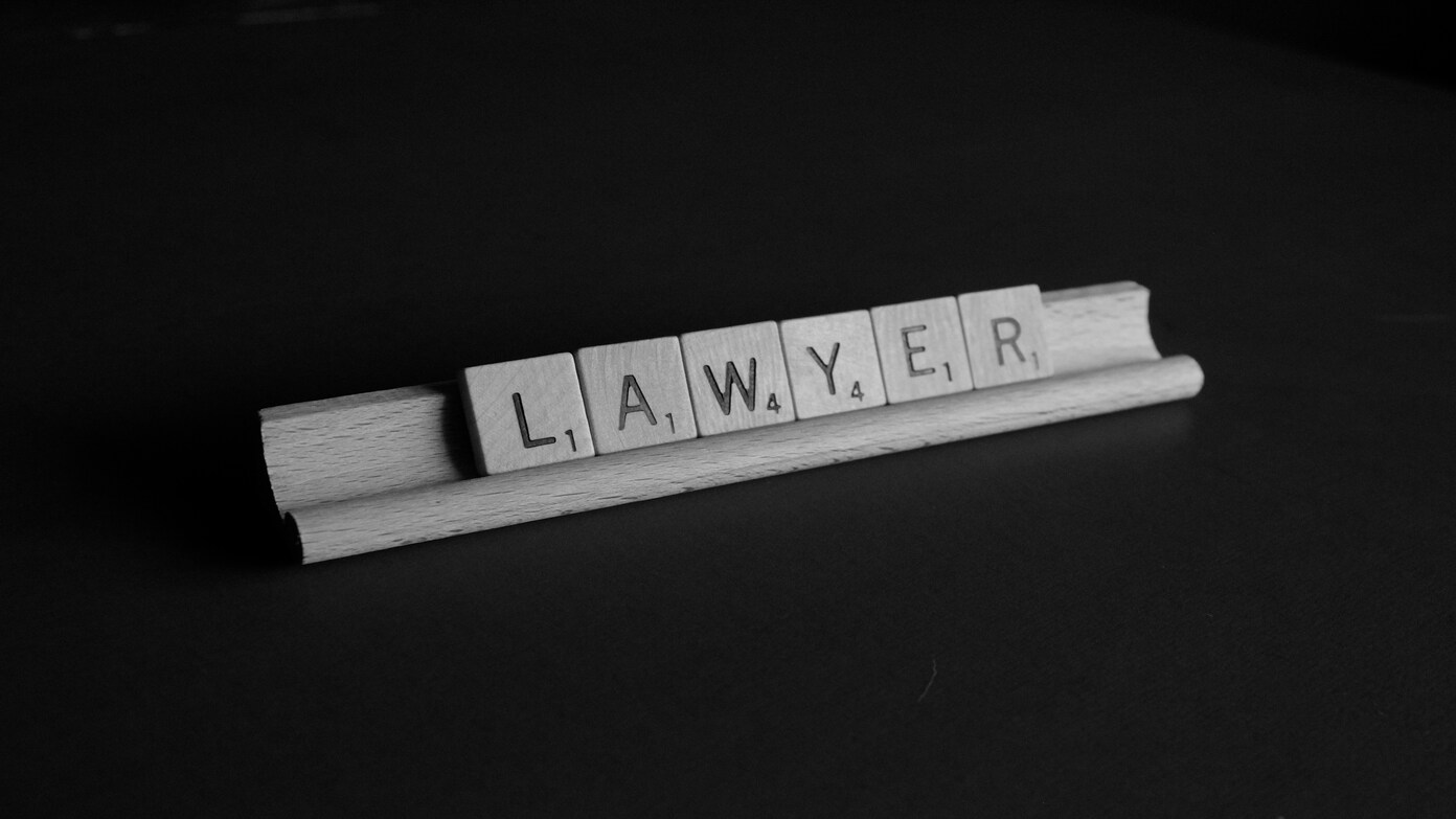 How much does a lawyer earn on average in the United States in 2025 and what is the salary with allowances?