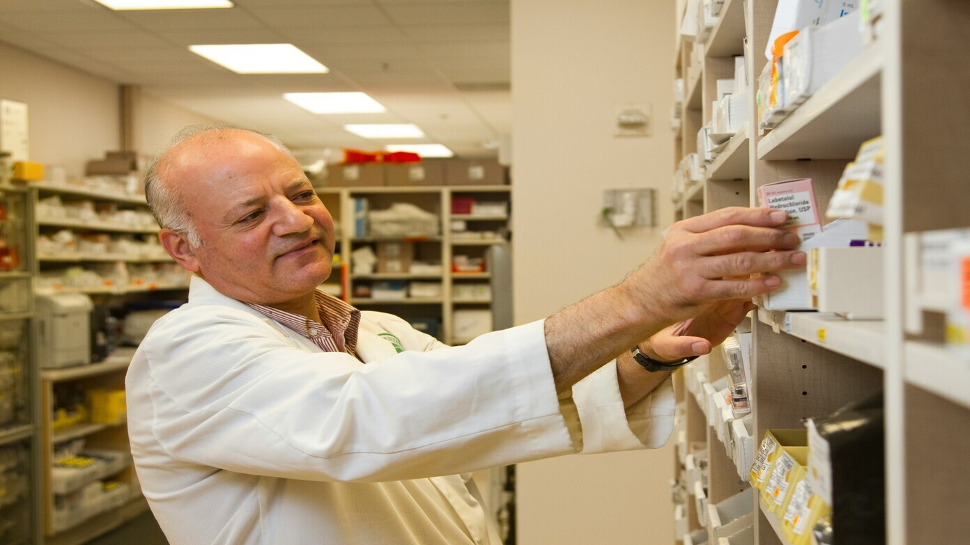 How much does a pharmacist earn on average in the United States in 2025 and what is the salary with allowances?