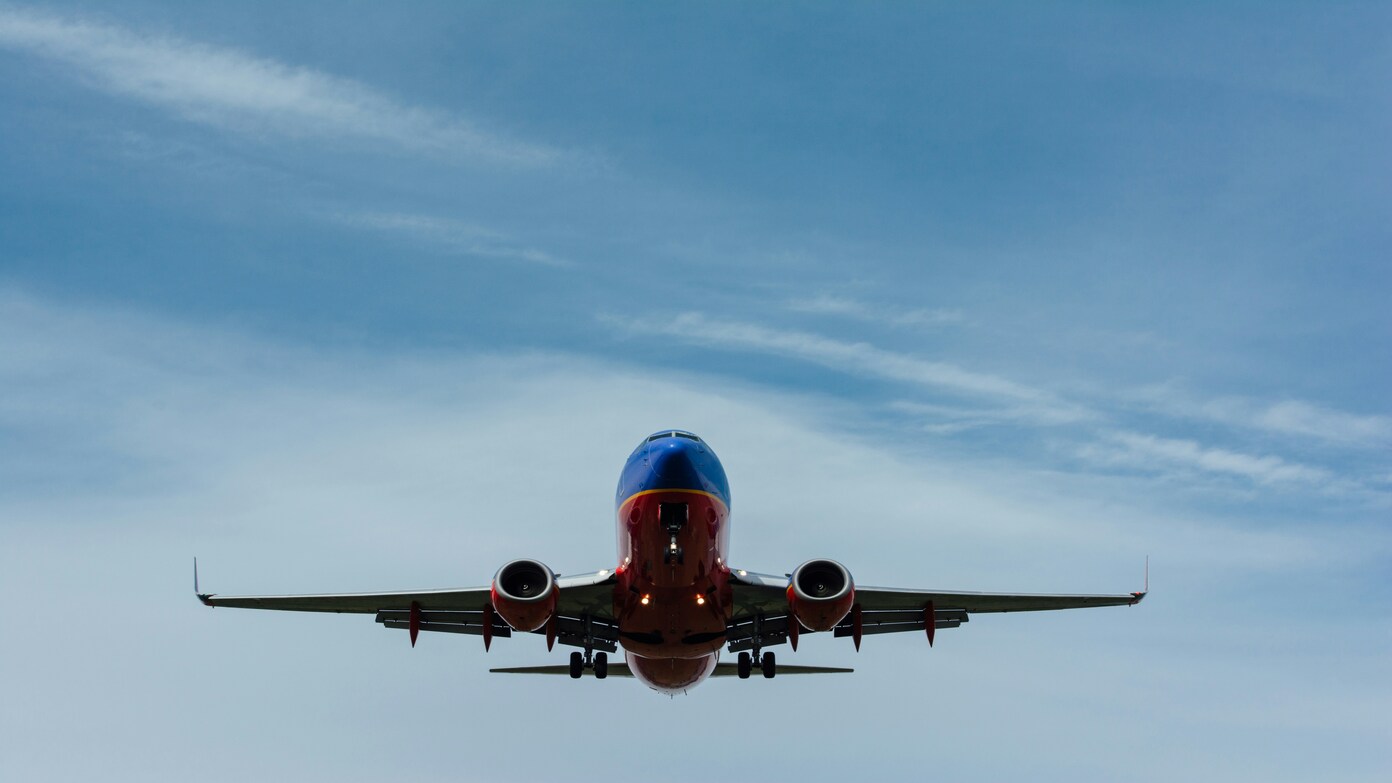 Goodbye to flying on an airplane - A doctor warns about the clothes you should not wear on American Airlines, United or Southwest flight
