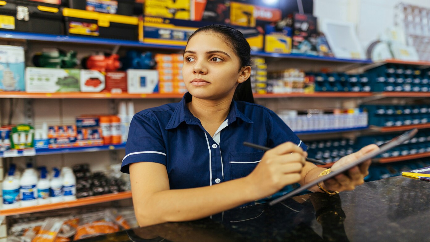 A Walmart worker reveals her salary as a personal shopper and the figure stuns her followers: “People think it's all constant raises”