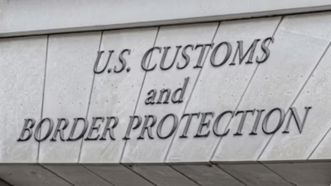 A woman attacks another for speaking Spanish and ends up calling ICE to have her deported: 