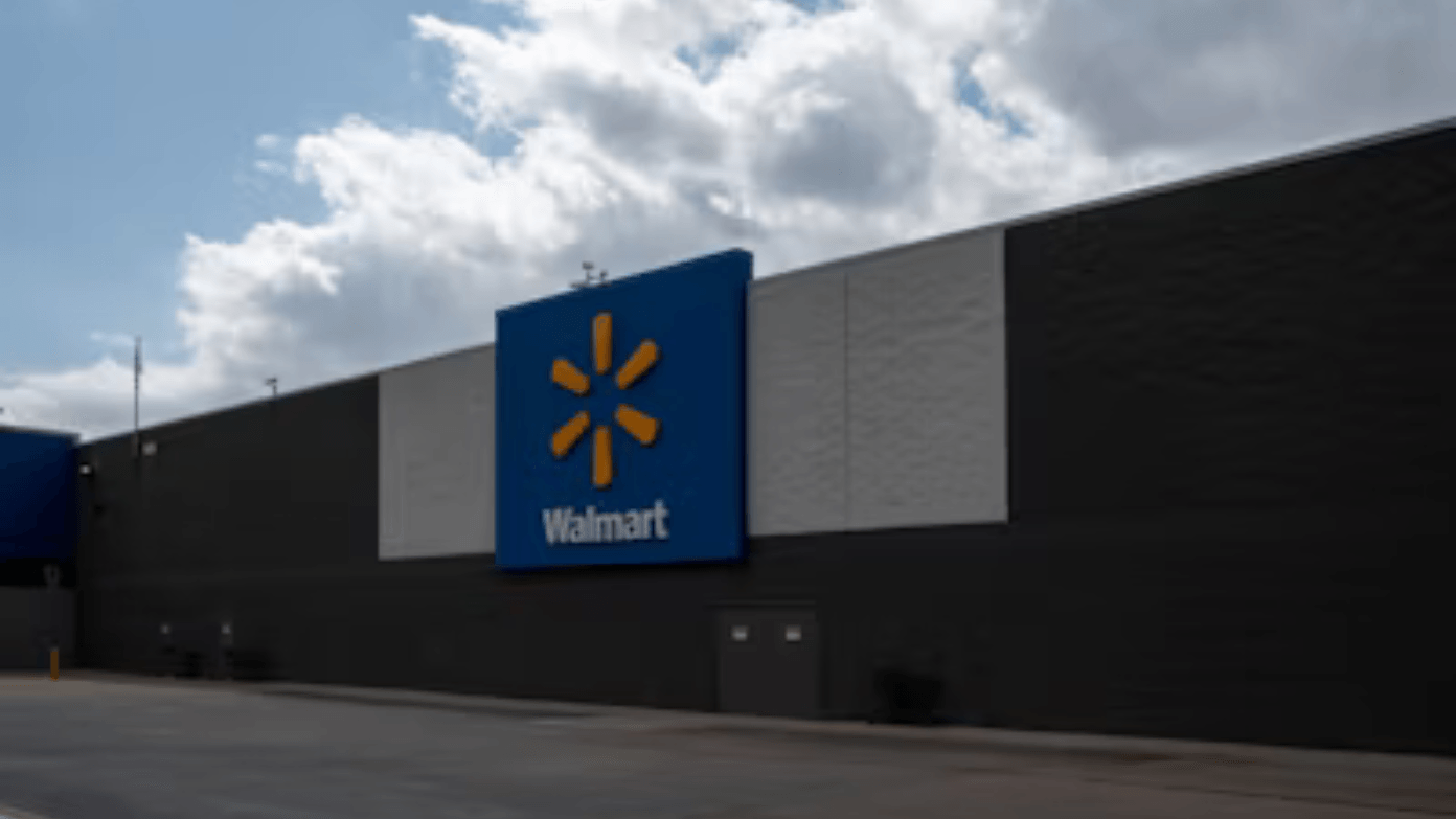 A Walmart employee shares a photo of a strange scene in the back of the store: “Especially those who push carts