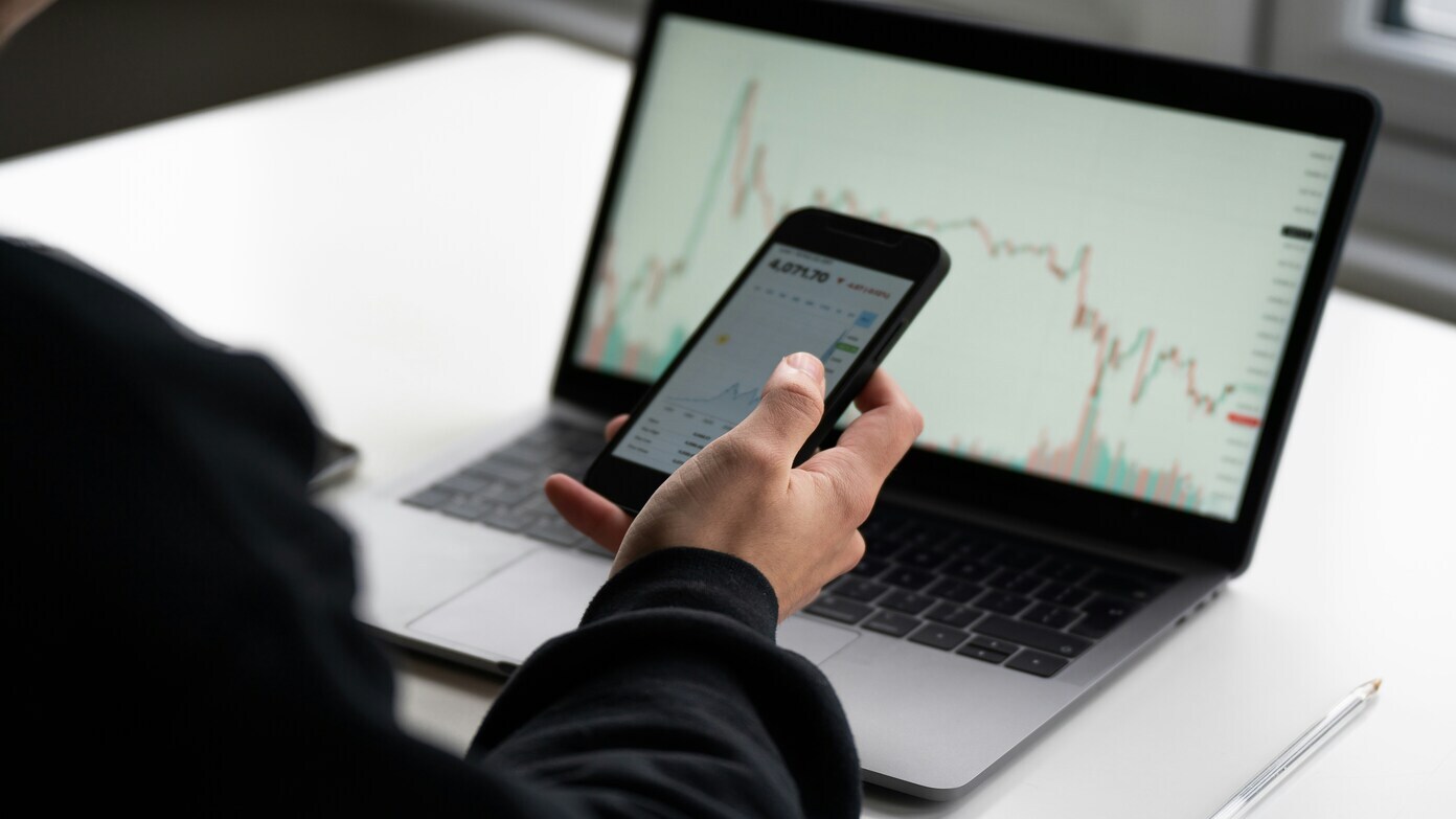 Major change to 401(k) on the way, but investors urged to be wary