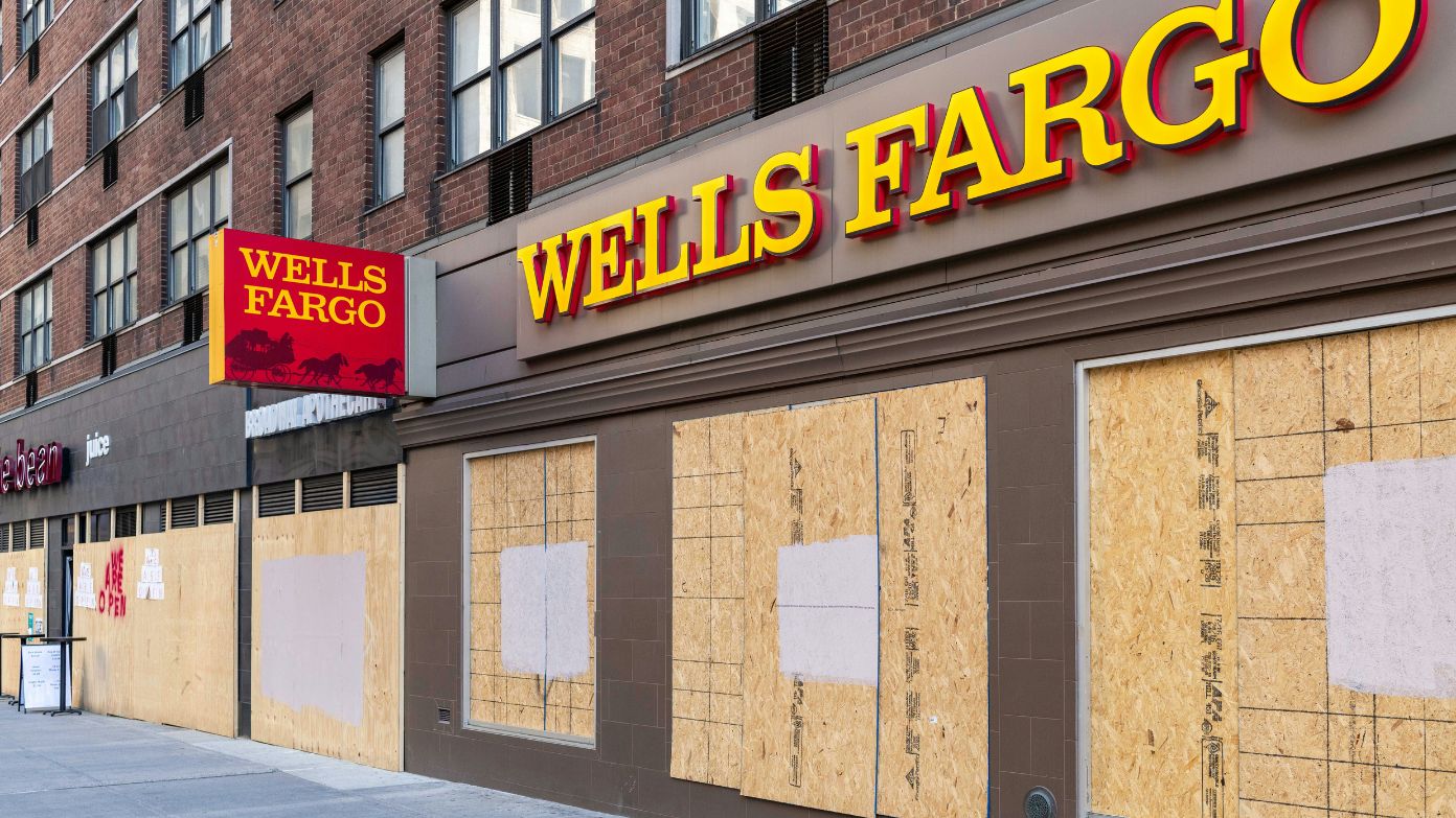 What the $15 monthly fee means for Wells Fargo “Everyday Checking” users