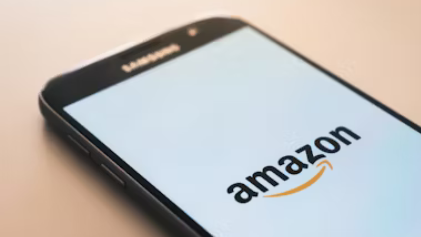 Good news from Amazon, which is hiring 250,000 new temporary workers for the Christmas season with wages of $19 per hour